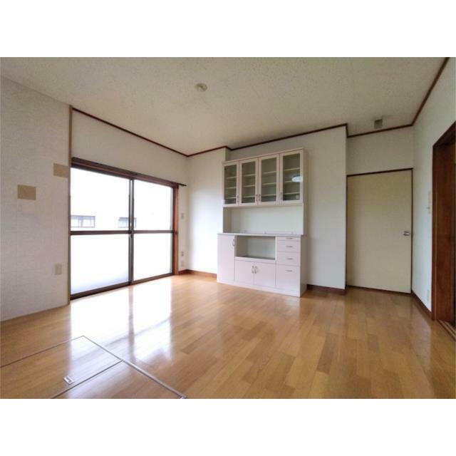 ＬＤＫは８畳ある和室に隣接しています