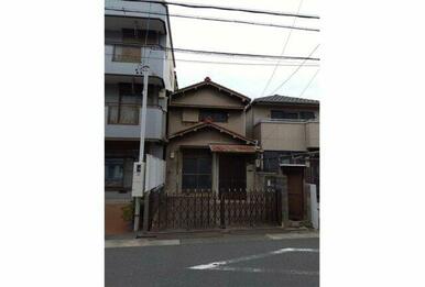 現況は古家がございます。更地でのお渡しとなります。現地（2025年４月）撮影