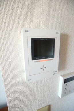 ドアを開けずに来訪者を確認できるモニター付きインターホン