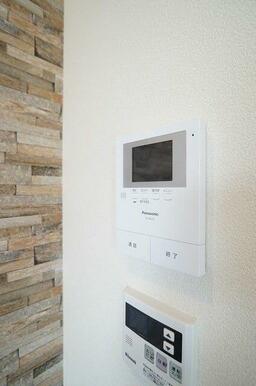 【インターホン】来訪者を映像で確認できるＴＶモニター付インターホン！　防犯上でも重要な設備の１つで…