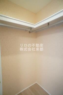 奥行のあるウォークインクローゼットならお荷物多い方でも安心☆