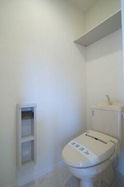 【トイレ】上部に棚あり◎ストックが置けます☆　※写真は２０３号室のものです