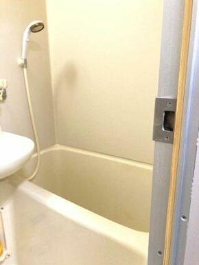 一日の終わりに自分を解き放つ、清潔な浴室。お気に入りの入浴剤を用意して、ゆったりと温まるひととき