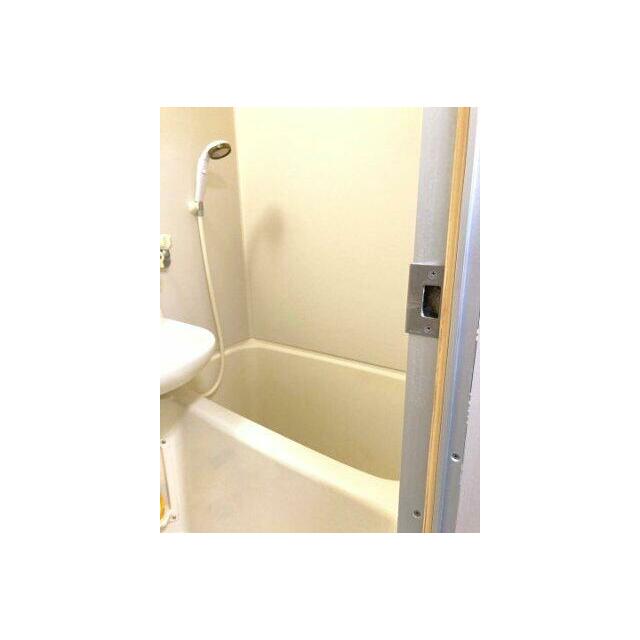 一日の終わりに自分を解き放つ、清潔な浴室。お気に入りの入浴剤を用意して、ゆったりと温まるひととき