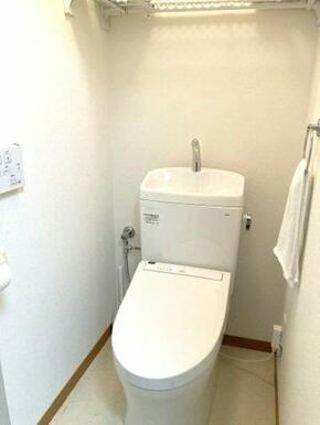 いつも綺麗に保ちやすい、シンプルなデザインのトイレ。お気に入りの小物を飾って、プライベートな空間も自