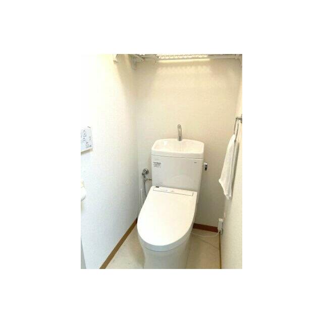 いつも綺麗に保ちやすい、シンプルなデザインのトイレ。お気に入りの小物を飾って、プライベートな空間も自