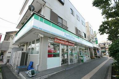 【コンビニファミリーマート】徒歩８分（５８０ｍ）急なお買い物も安心ですね！（指扇駅前ロータリー）
