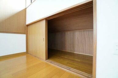 2階6帖洋室収納。洋室と洋室で繋がっています。あまり使わないものなどを収納するのに便利です☆
