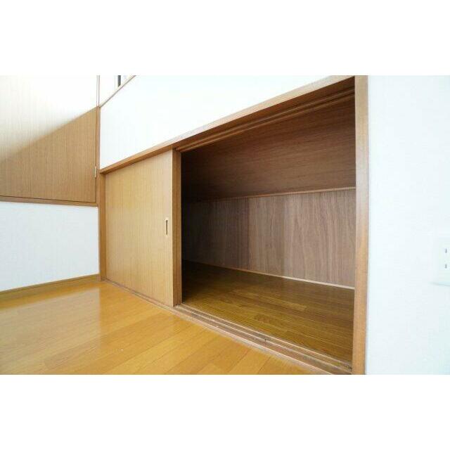 2階6帖洋室収納。洋室と洋室で繋がっています。あまり使わないものなどを収納するのに便利です☆