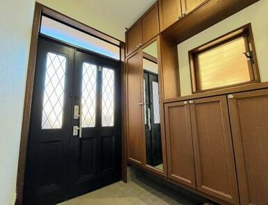 「玄関」豊富な収納付きです。