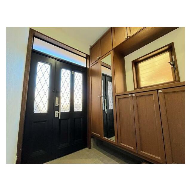 「玄関」豊富な収納付きです。