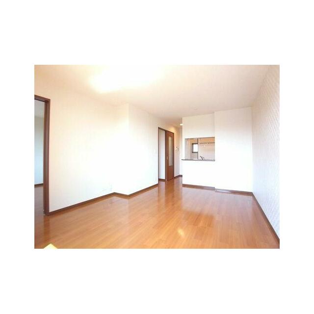 ゆとりの１２．８帖のＬＤＫ♪右面にアクセントクロスが貼ってあるので、ワンランク上のお洒落な空間を演…