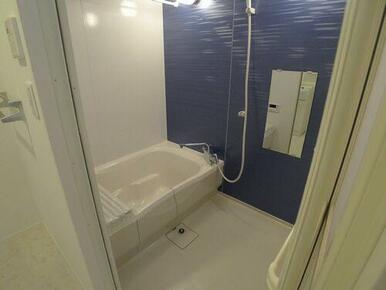 【浴室】沸し直しができ経済的な追焚機能だけでなく、衣類乾燥や冬に浴室内を暖めてから入浴が出来る暖房…