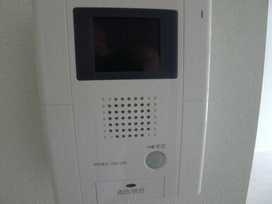 来訪者を声と映像で確認できて安心なオートロック連動モニター付ドアホン♪今や安心・安全生活には必須の…