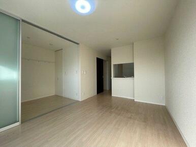 南面の掃き出し窓からの採光性と風通しが良く、一日中明るい快適な空間リビング＆ダイニングと南側洋室♪