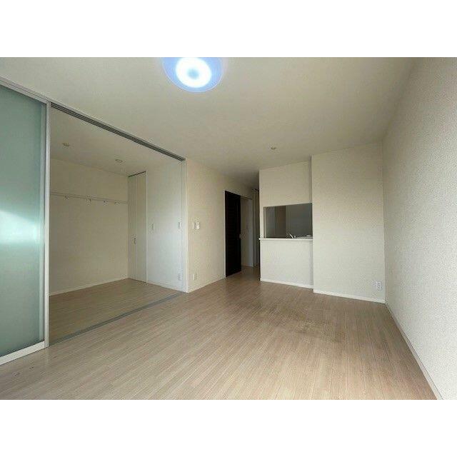 南面の掃き出し窓からの採光性と風通しが良く、一日中明るい快適な空間リビング＆ダイニングと南側洋室♪