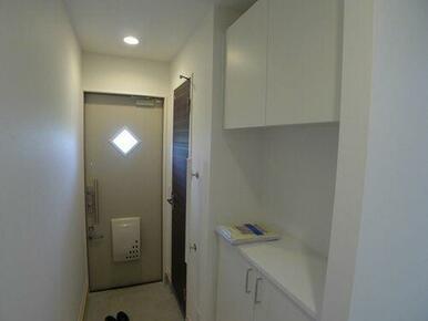 上下に分かれたシューズボックスは豊富な収納力。可変式の棚になっているのでブーツもすっきり収納ができ…