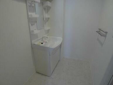 【洗面所】鏡の両脇に収納スペースを確保した洗髪洗面化粧台は、水栓がリフトアップするので洗髪もラクラ…