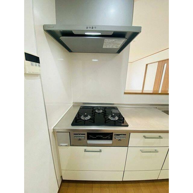 「キッチン」３口コンロとなっております。