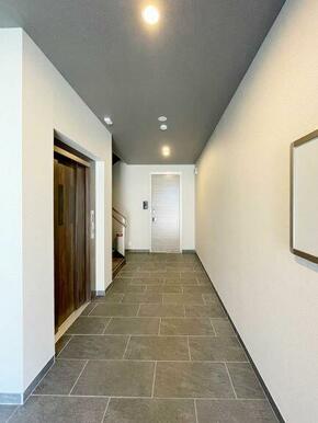 【エントランスホール】ギャラリーのような、シックで、品のあるスペースです。