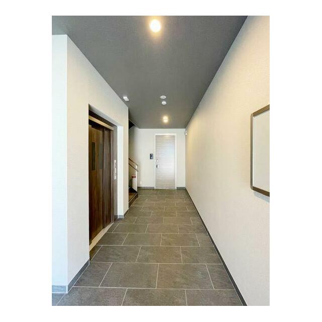 【エントランスホール】ギャラリーのような、シックで、品のあるスペースです。