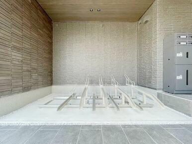 【駐輪場】エントランス前に、整頓しやすい、レール式の駐輪場を設置しました。