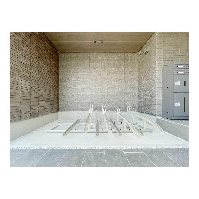 【駐輪場】エントランス前に、整頓しやすい、レール式の駐輪場を設置しました。