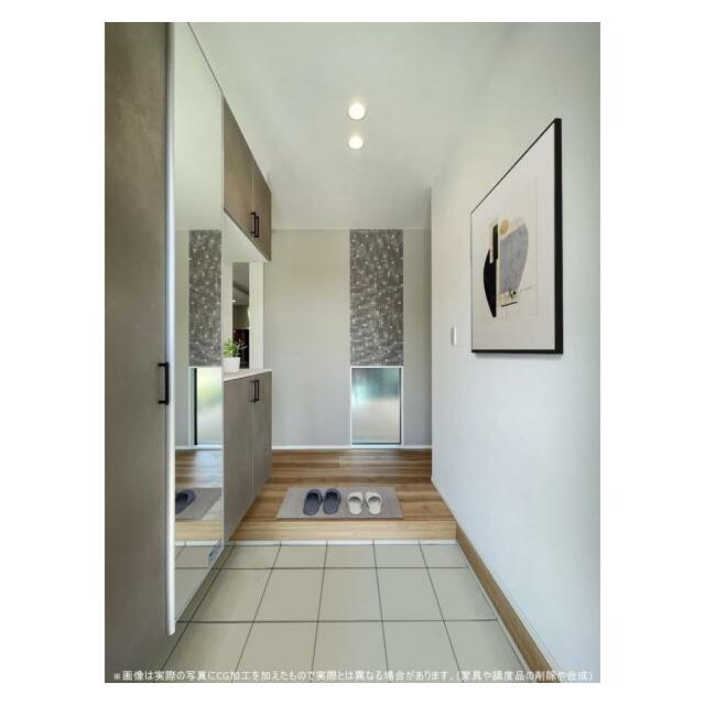 玄関を広く利用できるようシューズクローゼットを完備。ご家族みんなの靴をスッキリ収納できます！