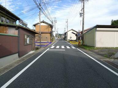 道路の両サイドに大小２つの土地があり、一括同時売買とします。