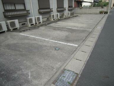 敷地内駐車場空き有！！（別契約になります）