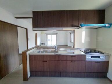 キッチン。システムキッチンも交換が完了。