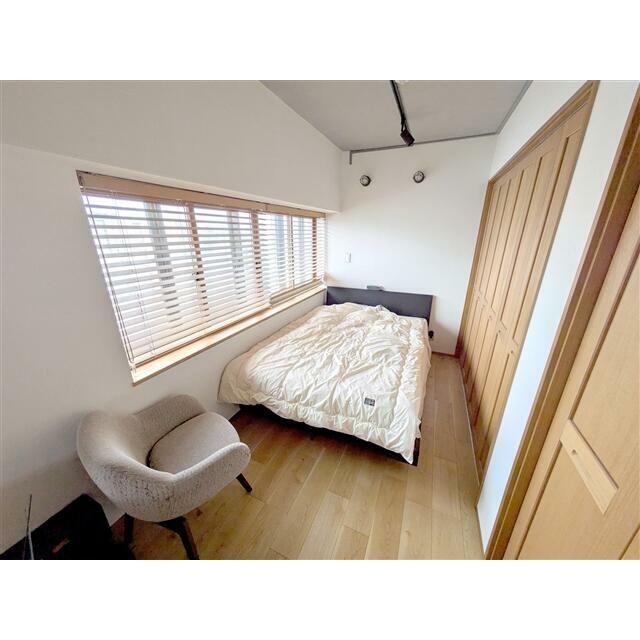 朝日が差し込む洋室です。