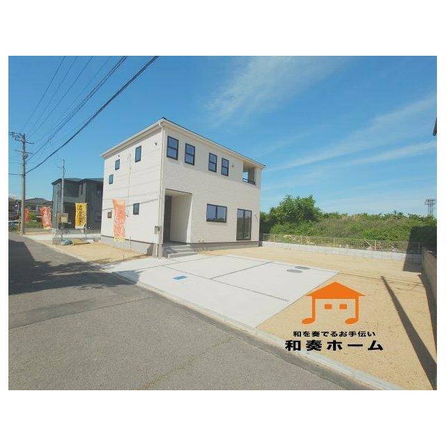 白い外壁は光を反射するため日当たりが良い場所ではさらに明るさが際立ち、開放的な雰囲気を演出できます。