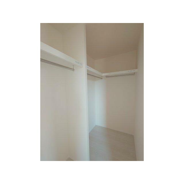 １号棟 収納場所が一つにまとまっていることで物の管理がしやすくなり片付けやすくなる便利なWICです
