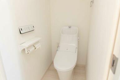 白を基調とした明るいトイレです。白い内装で清潔感があり、シンプルなデザインとなっています。操作パネル