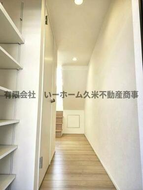 収納もある玄関です