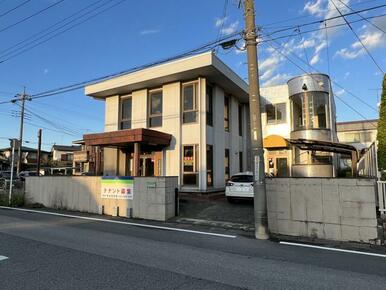 南西向きの２階建て事務所です。駐車スペース（写真右下部分）もございます。