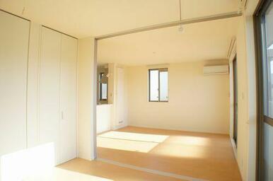 明るい建具を使用したシンプルな洋室です！！寝室などにどうぞ！