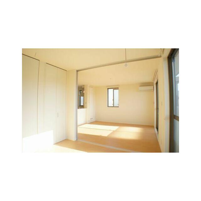 明るい建具を使用したシンプルな洋室です！！寝室などにどうぞ！