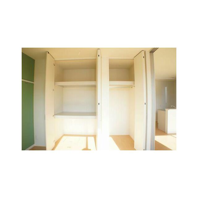 三段に分かれた戸棚とハンガーパイプ付きでお洋服や寝具、季節家電など一緒にしまえます！