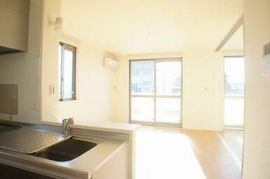 角部屋なので東側にも窓が付き、開放感のあるとっても明るいお部屋です！