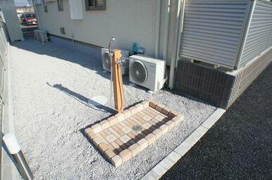 【ペット足洗い場】建物南西側に足洗い場をご用意♪お散歩帰りにご利用ください♪