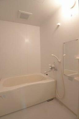 【浴室】沸し直しができて、経済的な追焚給湯機能が付いた浴室は、一日の疲れを癒やしてくれます♪