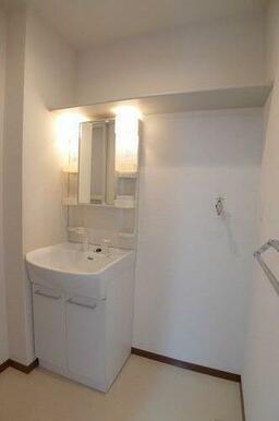 鏡の両脇に収納スペースを確保した洗髪洗面化粧台は、水栓がリフトアップするので洗髪もラクラク♪上部に…