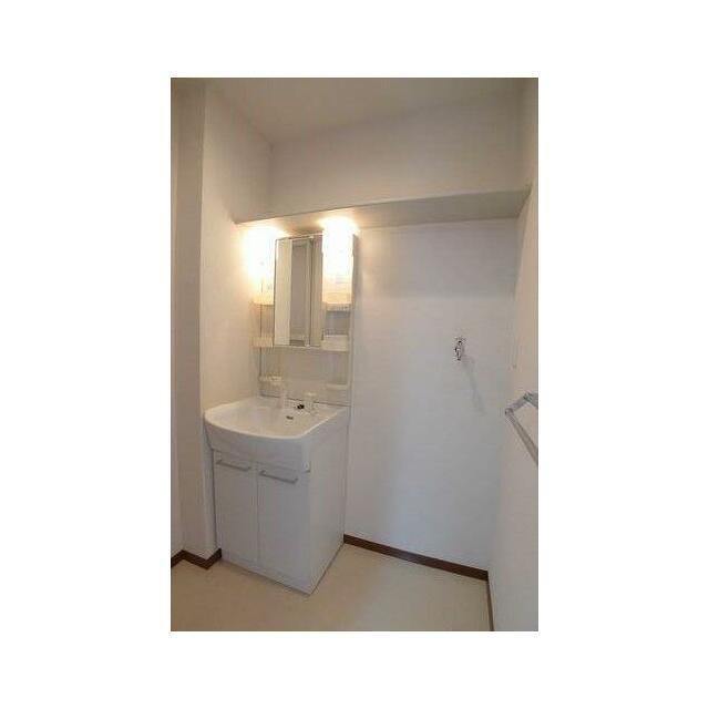 鏡の両脇に収納スペースを確保した洗髪洗面化粧台は、水栓がリフトアップするので洗髪もラクラク♪上部に…