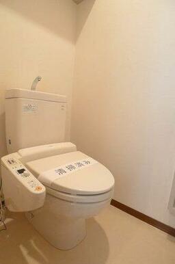 幅広い年齢層から支持されている今や必須アイテムの温水洗浄暖房便座♪冬場も便座が暖かくご使用いただけ…