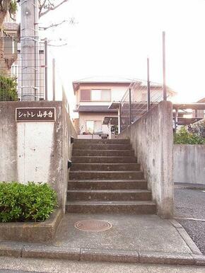 玄関側エントランス　※現況優先