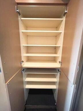 玄関には天井高のシューズボックス