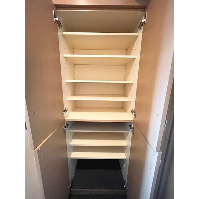 玄関には天井高のシューズボックス