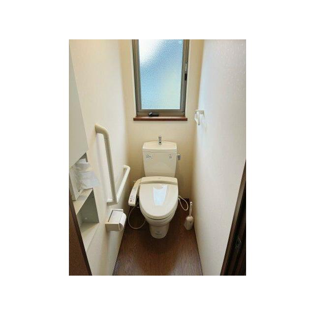 便利な収納付きの1階トイレ